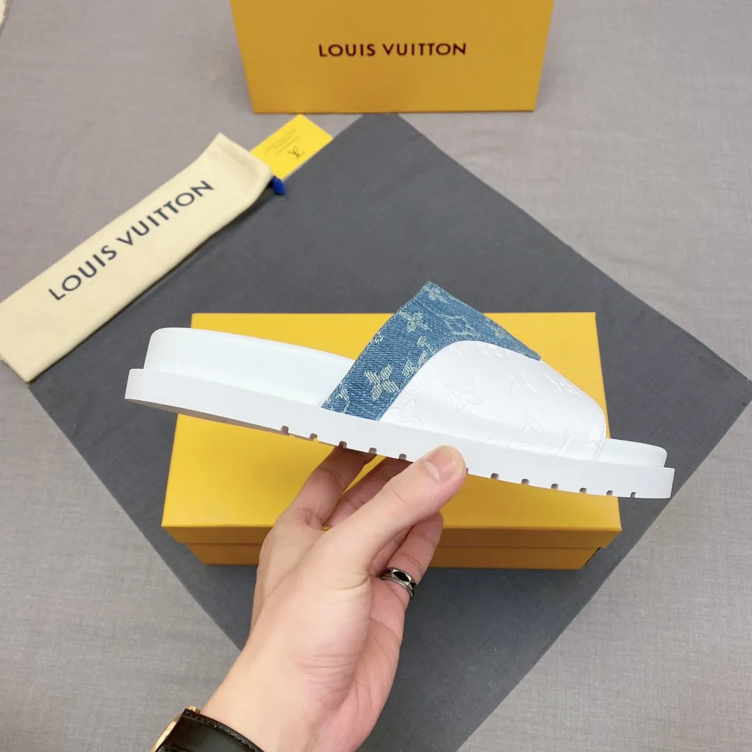 P300 🔍Top purchasing agent LV men's spring and summer slippers counter synchronization. The uppers are made of cowhide fabric imported from Italy, with logo graphics and high-quality craftsmanship. The soles are: original soles specially provided by the original factory. Exclusive molded soles are super comfortable. Original factory follow-up orders. 🔍🔍High quality. You can enter and leave the counter at will. Welcome to compare. Code number 38-45 No. 058